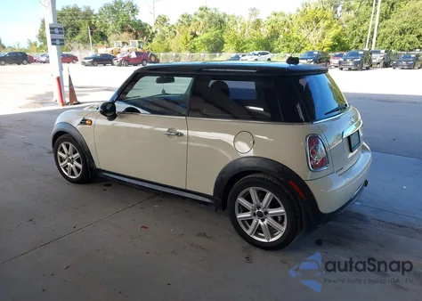 2011 Mini Cooper z USA, uszkodzony, nr VIN WMWSU3C52BT094984